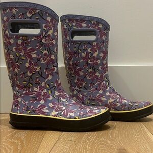 Bogs Lavender Floral Rain Boots Girls 4 waterproof. Water resistant.